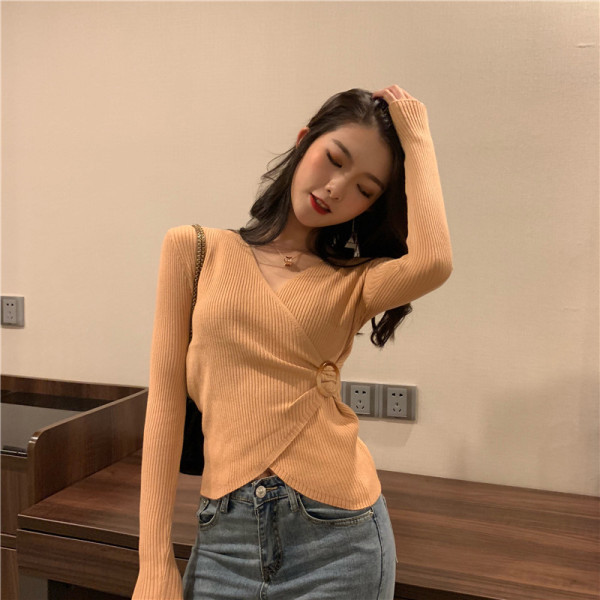 Μοντέρνα γυναικείεα μπλούζα με μεταλλικό στοιχείο σε τέσσερα χρώματα