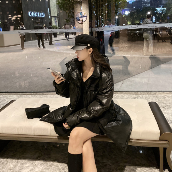 Μοντέρνο γυναικείο μακρύ μπουφάν με κουκούλα σε μαύρο και άσπρο χρώμα