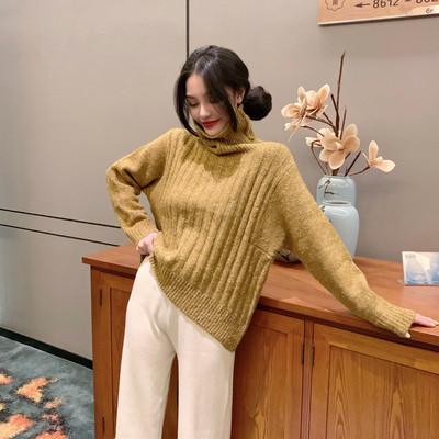 Μοντέρνο γυναικείο πουλόβερ  με μεγάλο κολάρο και μακρύ μανίκι σε λευκό και καφέ χρώμα