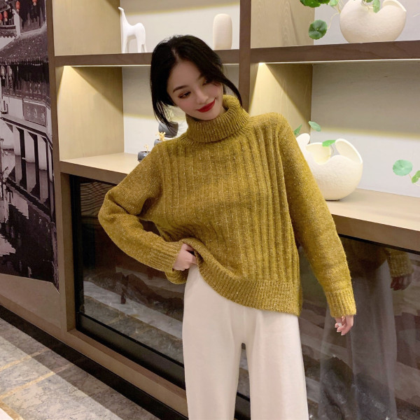 Μοντέρνο γυναικείο πουλόβερ  με μεγάλο κολάρο και μακρύ μανίκι σε λευκό και καφέ χρώμα