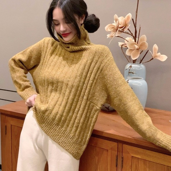 Μοντέρνο γυναικείο πουλόβερ  με μεγάλο κολάρο και μακρύ μανίκι σε λευκό και καφέ χρώμα