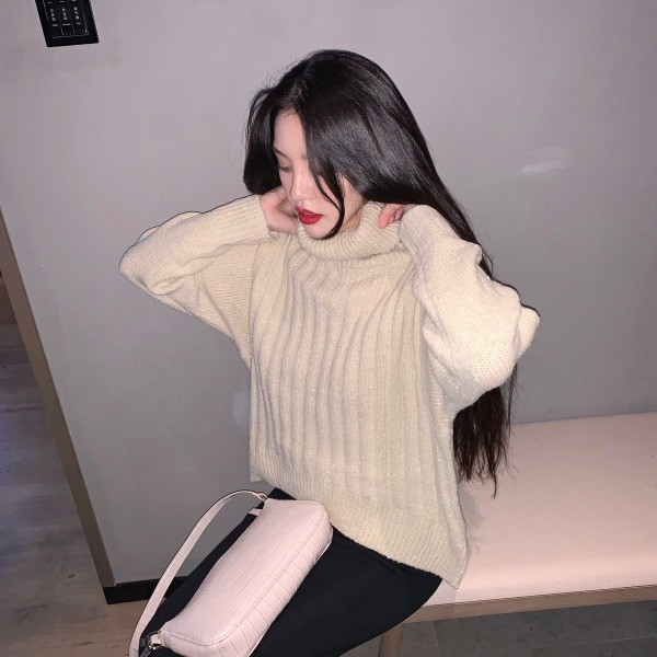 Μοντέρνο γυναικείο πουλόβερ  με μεγάλο κολάρο και μακρύ μανίκι σε λευκό και καφέ χρώμα