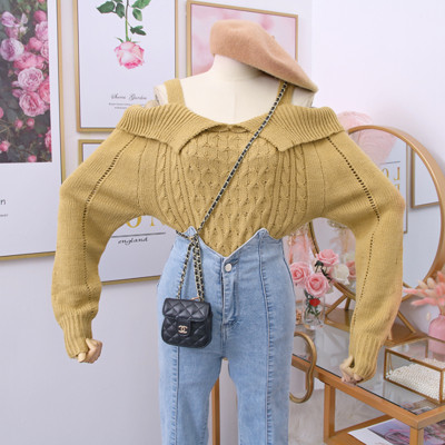 Μοντέρνο γυναικείο πουλόβερ με λαιμόκοψη και γυμνούς ώμους