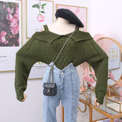 Μοντέρνο γυναικείο πουλόβερ με λαιμόκοψη και γυμνούς ώμους