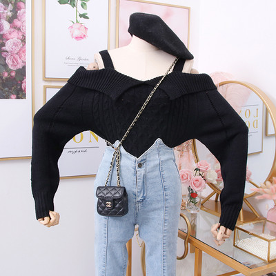 Μοντέρνο γυναικείο πουλόβερ με λαιμόκοψη και γυμνούς ώμους