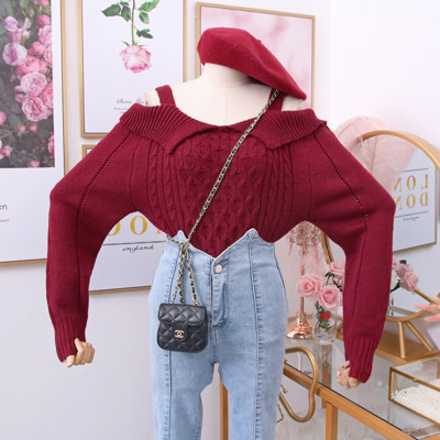 Μοντέρνο γυναικείο πουλόβερ με λαιμόκοψη και γυμνούς ώμους