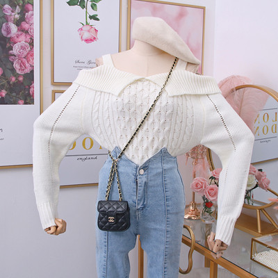 Μοντέρνο γυναικείο πουλόβερ με λαιμόκοψη και γυμνούς ώμους