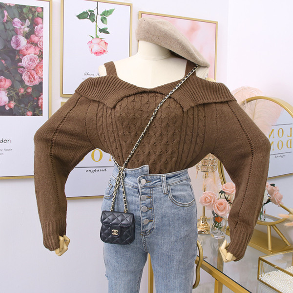 Μοντέρνο γυναικείο πουλόβερ με λαιμόκοψη και γυμνούς ώμους