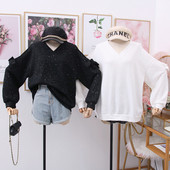 Νέο μοντέλο γυναικείο πουλόβερ με λαιμόκοψη και κομψό εφέ σε λευκό και μαύρο χρώμα