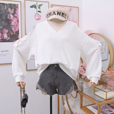 Νέο μοντέλο γυναικείο πουλόβερ με λαιμόκοψη και κομψό εφέ σε λευκό και μαύρο χρώμα