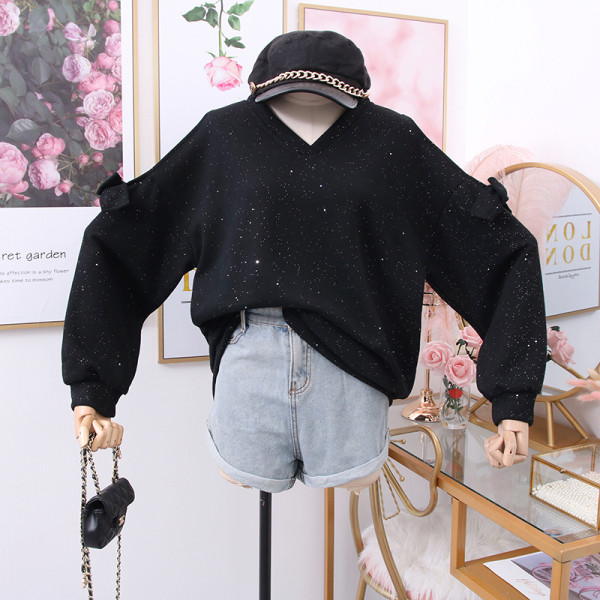 Νέο μοντέλο γυναικείο πουλόβερ με λαιμόκοψη και κομψό εφέ σε λευκό και μαύρο χρώμα