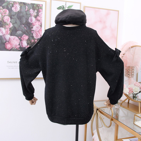 Νέο μοντέλο γυναικείο πουλόβερ με λαιμόκοψη και κομψό εφέ σε λευκό και μαύρο χρώμα