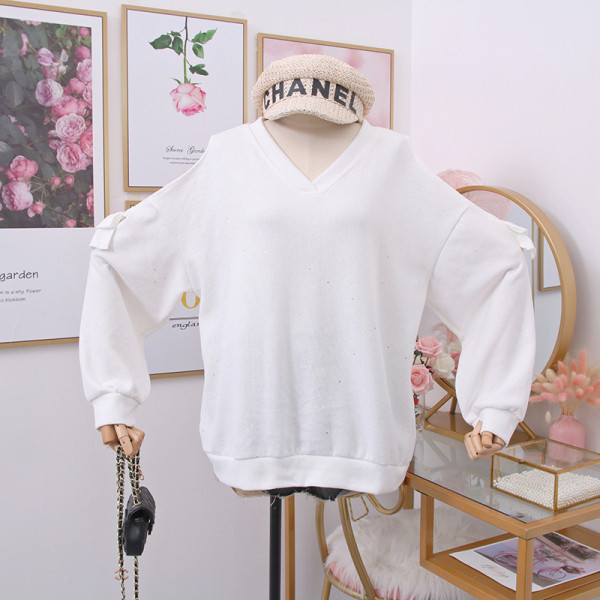 Νέο μοντέλο γυναικείο πουλόβερ με λαιμόκοψη και κομψό εφέ σε λευκό και μαύρο χρώμα