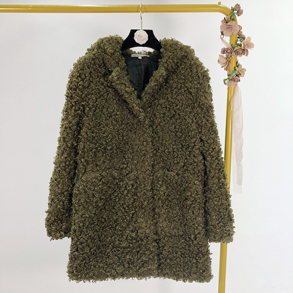 Σύντομο χνουδοτό παλτό με  τσέπες σε πράσινο χρώμα