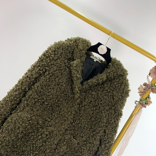 Σύντομο χνουδοτό παλτό με  τσέπες σε πράσινο χρώμα