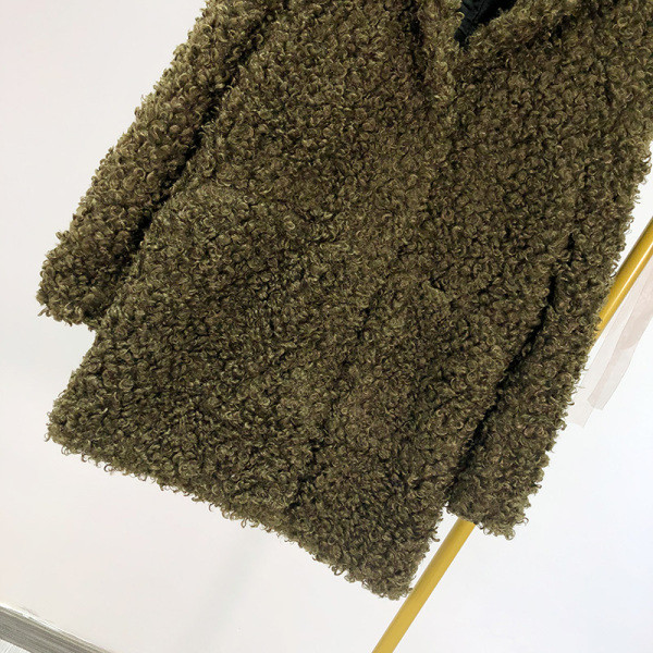 Σύντομο χνουδοτό παλτό με  τσέπες σε πράσινο χρώμα