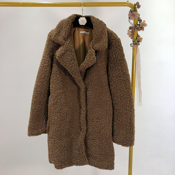 Μακρύ μοντέρνο χνουδοτό παλτό σε καφέ και μπορντό χρώμα