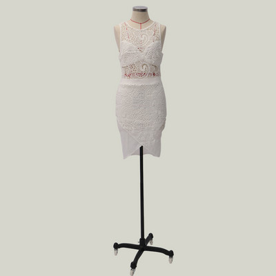 Modern női rövid ruha pántokkal és csipkével, fehér színben