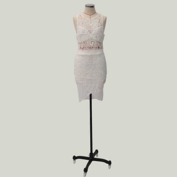 Modern női rövid ruha pántokkal és csipkével, fehér színben