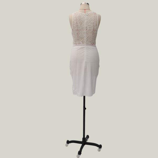 Modern női rövid ruha pántokkal és csipkével, fehér színben