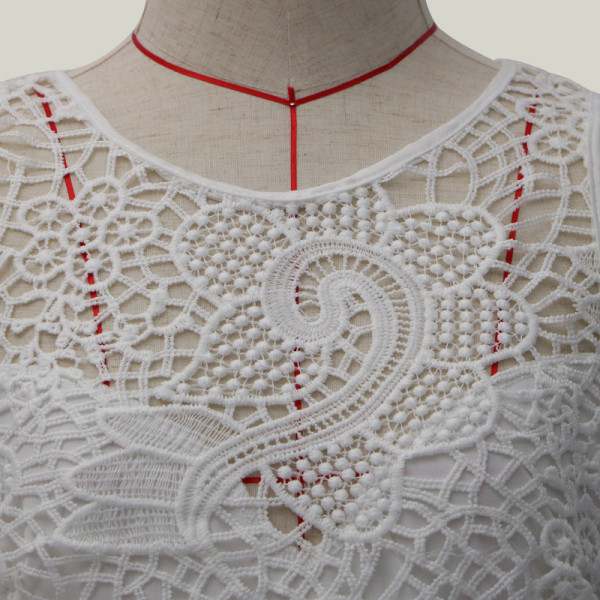 Modern női rövid ruha pántokkal és csipkével, fehér színben