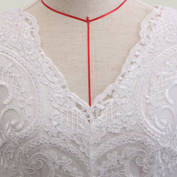 Κομψό γυναικείο κοντό φόρεμα με μακριά μανίκια και δαντέλα σε λευκό χρώμα