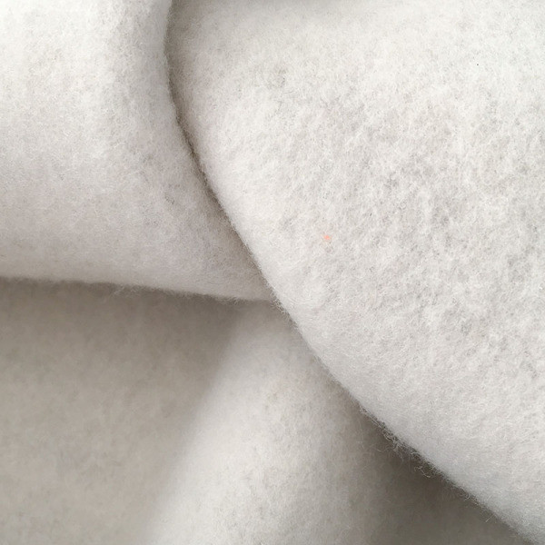 Modern női pulóver kapucnival és színes rátéttel szürke és fehér színben