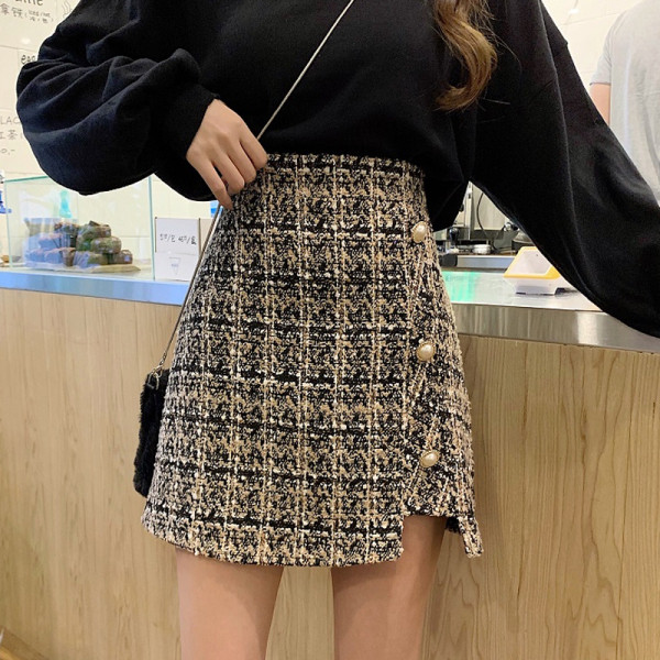 Къса асиметрична карирана пола с копчета