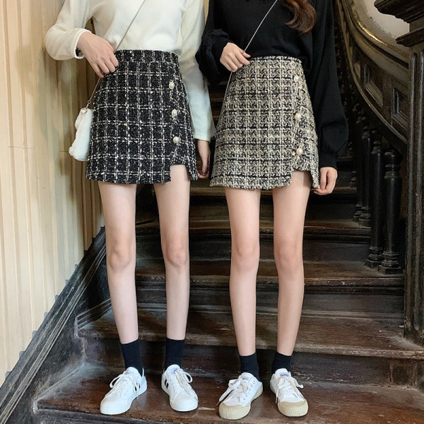 Къса асиметрична карирана пола с копчета