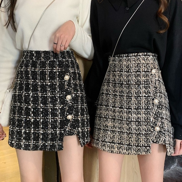 Къса асиметрична карирана пола с копчета