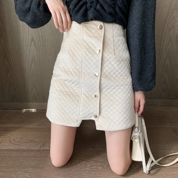 Σύντομη ασύμμετρη φούστα με υψηλή μέση και κουμπιά σε μπεζ και μαύρο χρώμα