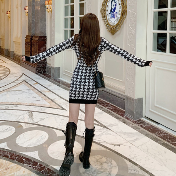 Rövid, testhezálló kockás ruha, hosszú ujjal