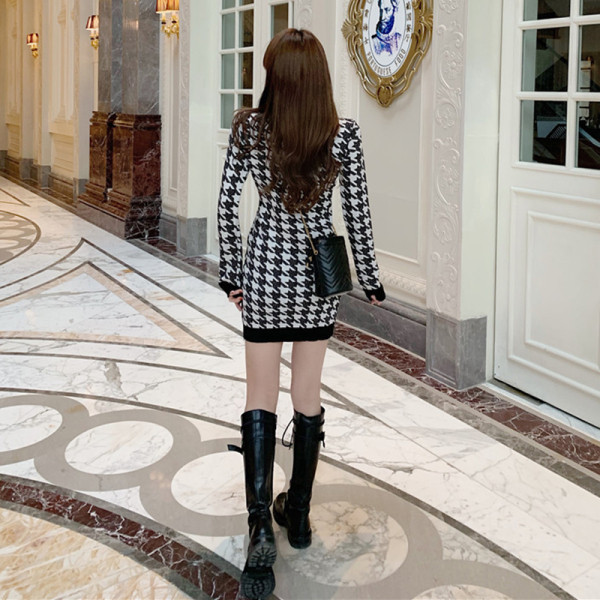 Rövid, testhezálló kockás ruha, hosszú ujjal