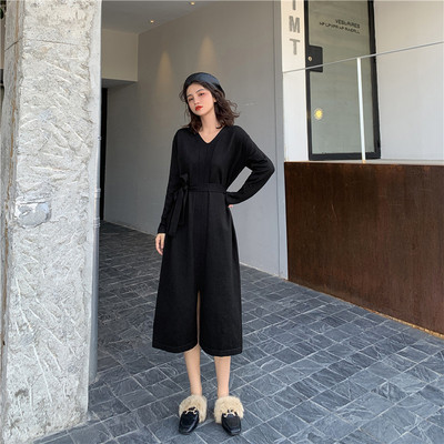 Női kötött overál spitz nyakkivágással és nyakkendővel