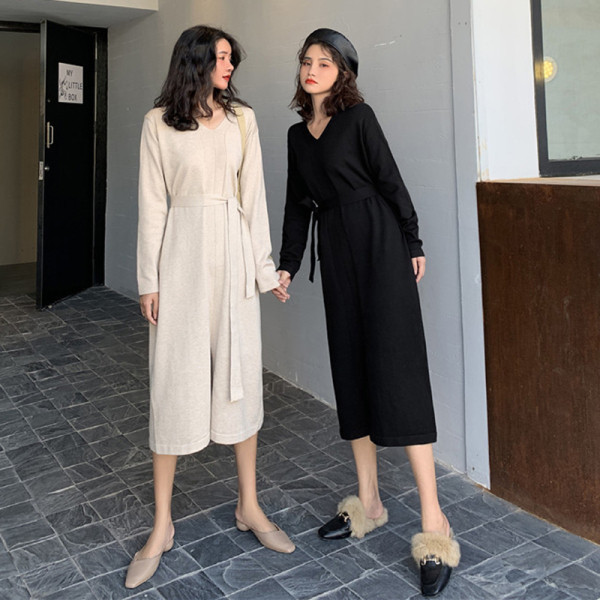 Női kötött overál spitz nyakkivágással és nyakkendővel