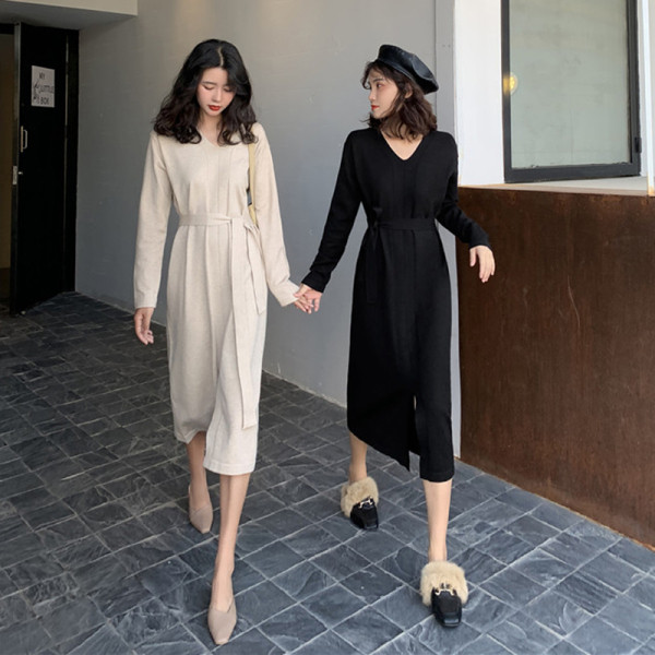 Női kötött overál spitz nyakkivágással és nyakkendővel