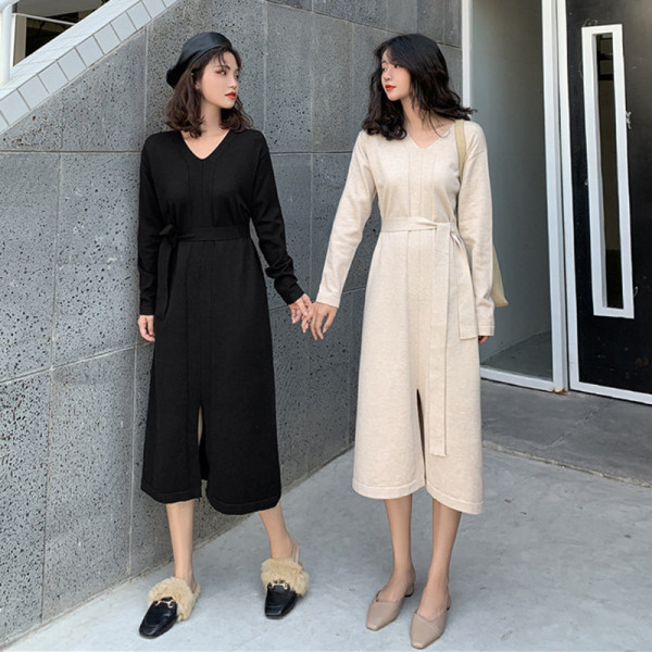 Női kötött overál spitz nyakkivágással és nyakkendővel