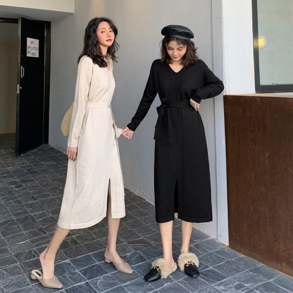 Női kötött overál spitz nyakkivágással és nyakkendővel