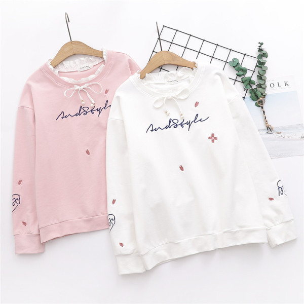 Modern női blúz fehér és rózsaszín szalaggal