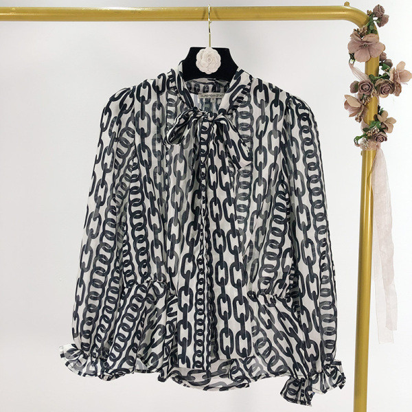 Női széles ing szalaggal a nyakkivágáson, színes mintával