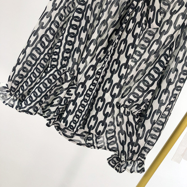 Női széles ing szalaggal a nyakkivágáson, színes mintával