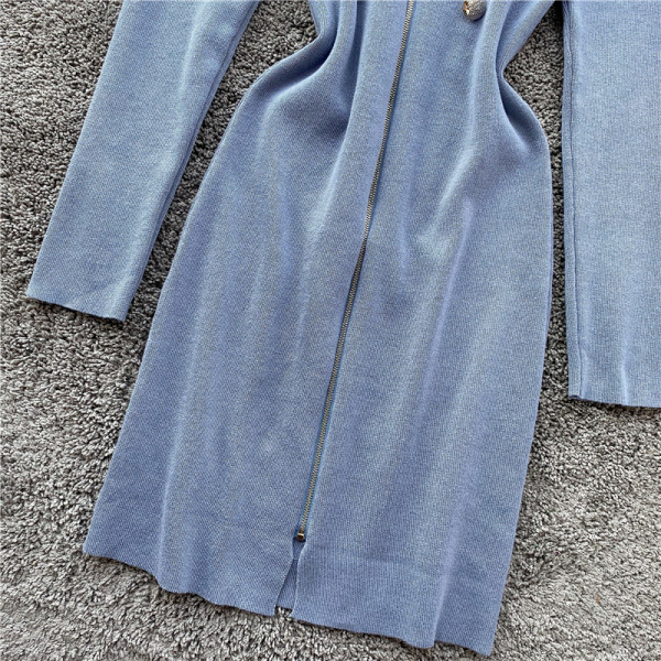 Rochie de dama tricotata cu elemente nasturi in negru si albastru