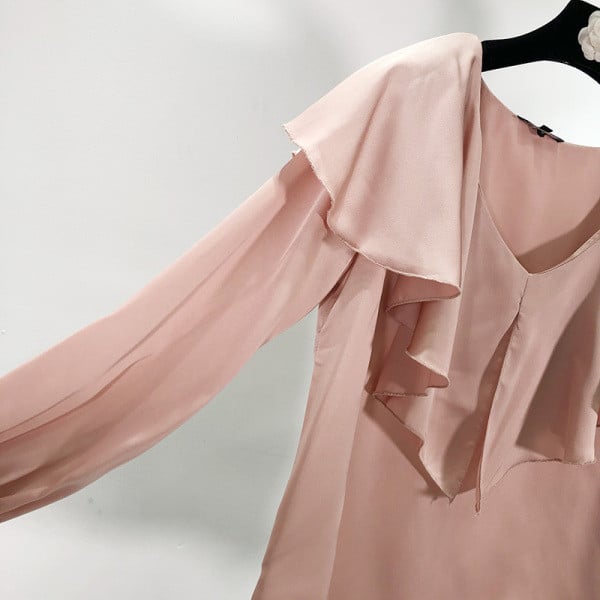 Bluză largă de damă cu decolteu spitz în culoarea roz