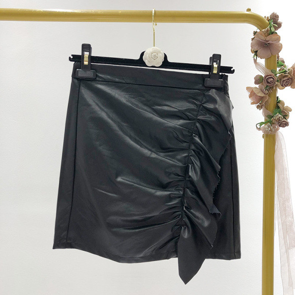 Öko bőrből készült rövid női szoknya fekete színű fürtökkel