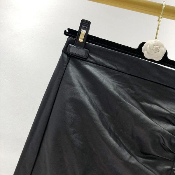 Öko bőrből készült rövid női szoknya fekete színű fürtökkel