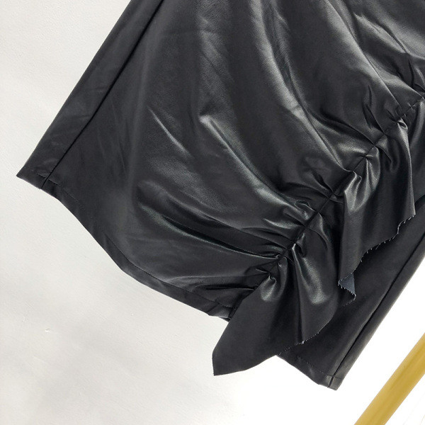 Öko bőrből készült rövid női szoknya fekete színű fürtökkel