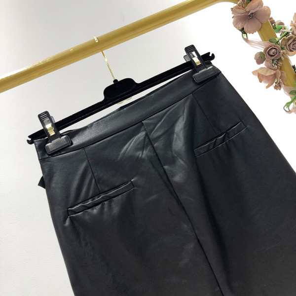 Öko bőrből készült rövid női szoknya fekete színű fürtökkel