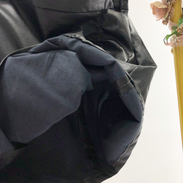 Öko bőrből készült rövid női szoknya fekete színű fürtökkel