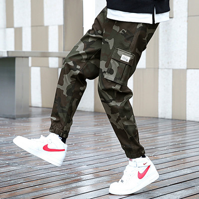 Ανδρικά παντελόνια καμουφλάζ σε τρία χρώματα με τσέπες