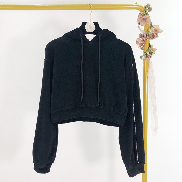 Κοντό φούτερ με κουκούλα σε μαύρο χρώμα